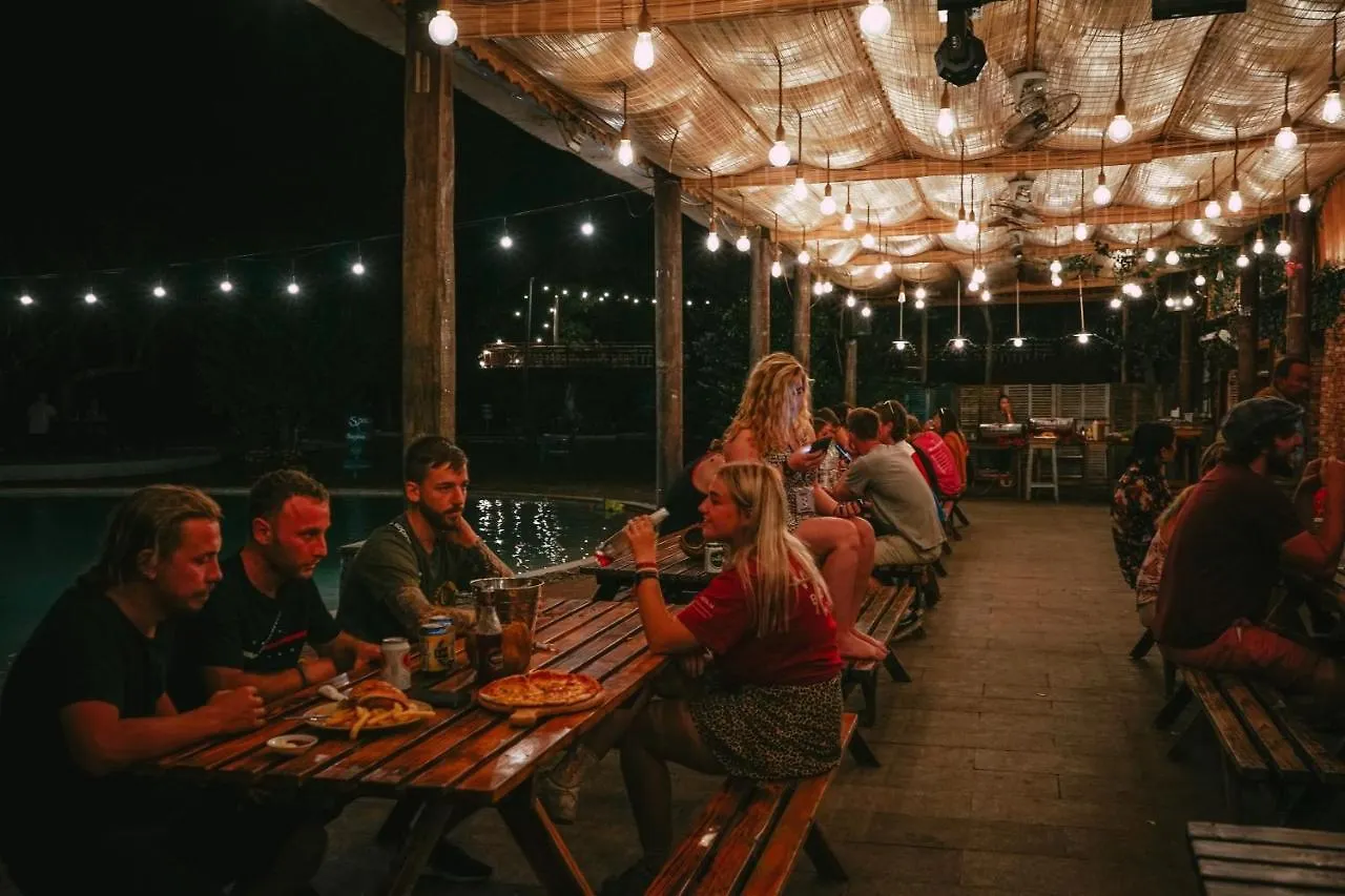 Vietnam Backpacker Hostels - Ninhvana Να Τρανγκ